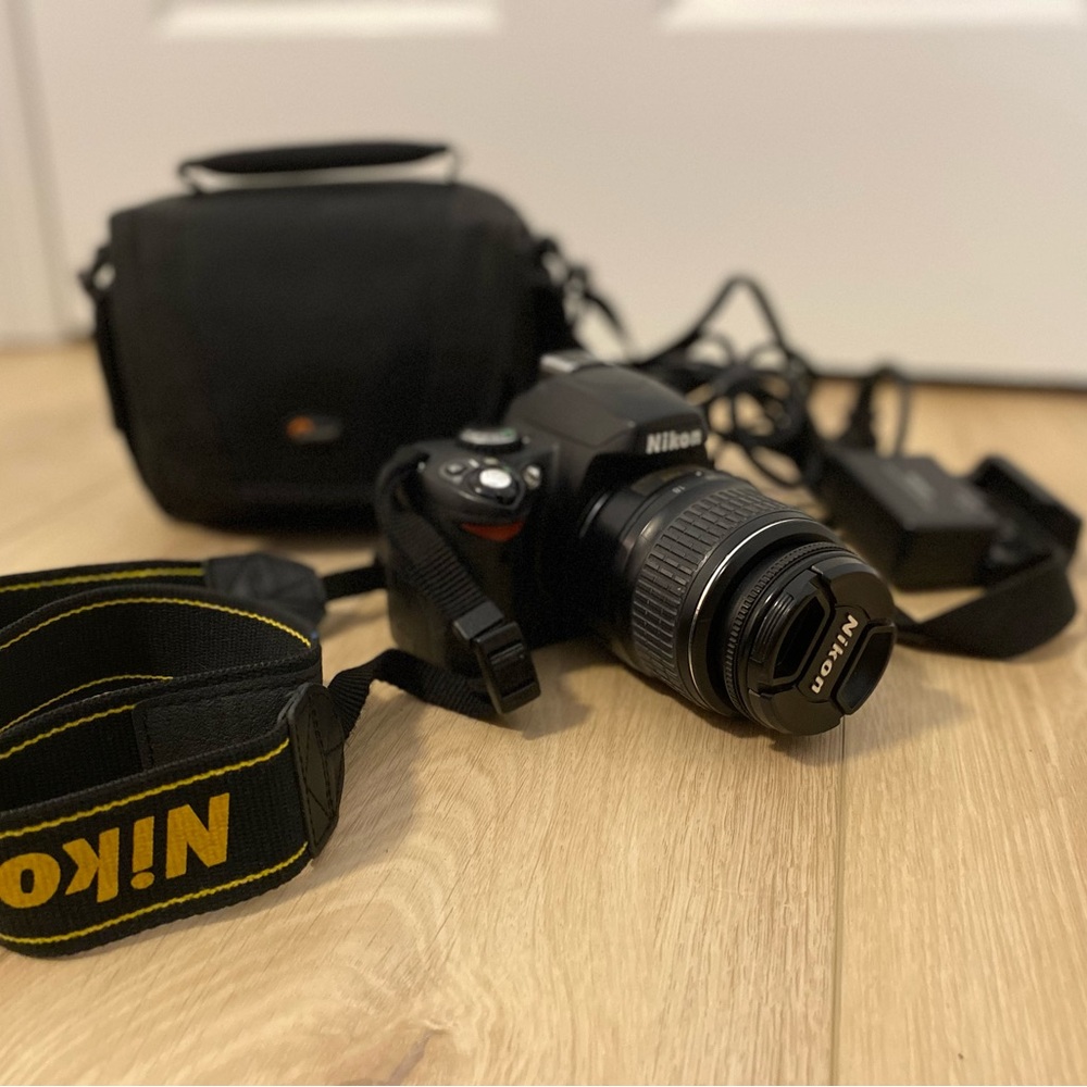 Nikon D40 Black DSLR Camera with Lens and Bag